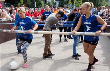 Ein seltenes Bild, die Handballfrauen haben mal fast Ballberührung im Spiel gege...