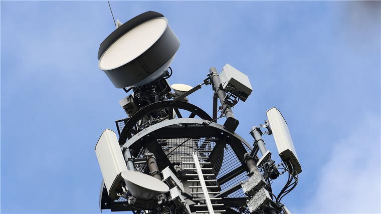 Mobilfunk-Firmen erfüllen zentrale Handynetz-Ausbaupflicht Ein Sendemast für den Mobilfunk-Standard 5G für Telefonie und Internet.