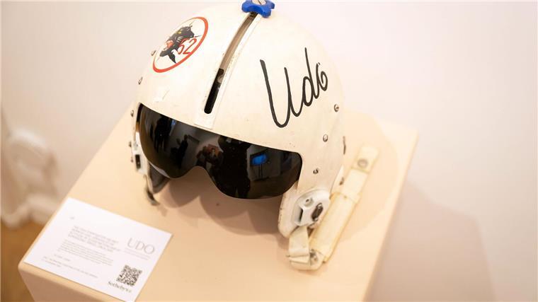 Ein signierter Helm des 2014 gestorbenen Sängers Udo Jürgens.