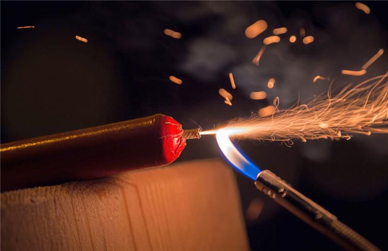 Ein Silvesterböller wird mit einem Feuerzeug gezündet. Die Knallerei macht nicht nur vielen Menschen angst, sondern auch Tieren. In Wilstedt sollen deshalb neue Verbotszonen eingerichtet werden.