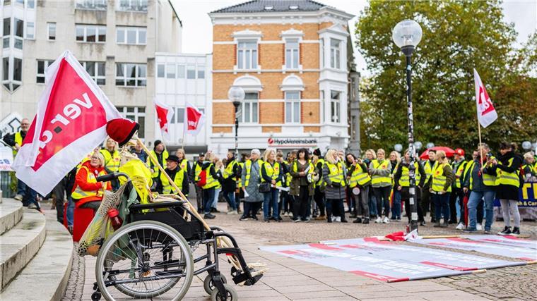 Warnstreiks im Handel: 400 Menschen bei Kundgebung Ein Skelett in einem Rollstuhl und einer ver.di Fahne, bei der zentralen Kundgebung für Niedersachsen.