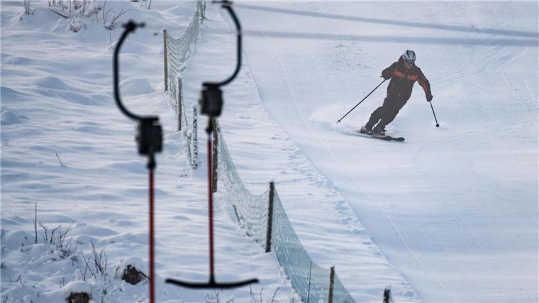 Ein Skifahrer fährt über die Piste.