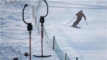 Ein Skifahrer fährt über die Piste.