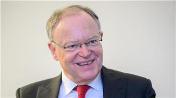 Ein Social-Media-Führerschein für Schülerinnen und Schüler könnte aus Sicht von Niedersachsens Ministerpräsident Stephan Weil (SPD) dazu führen, dass mehr junge Menschen verantwortungsvoll mit sozialen Medien umgehen. (Archivbild)