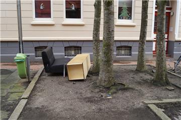 Ein Sofa un ein Regal liegen in der Adolfstraße in Lehe. Foto: Hinkelmann