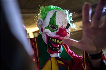 Ein sogenannter Gruselclown hat am Sonnabendabend eine Frau in Bremerhaven erschreckt. 