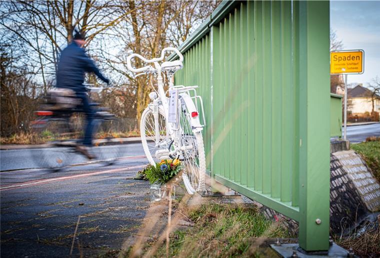Ein sogenanntes Ghostbike steht am Unfallort in der Spadener Straße