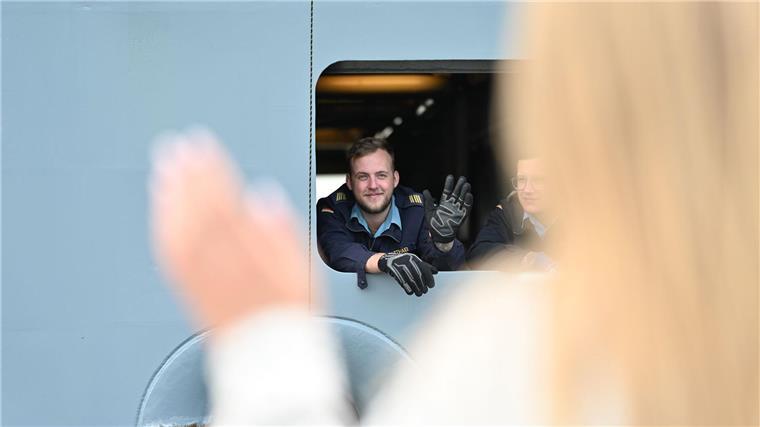 Winken zum Abschied: Fregatte „Hessen“ läuft aus Ein Soldat, der auf der Fregatte „Hessen“ im Hafen von Wilhelmshaven zum Nato-Verband ausläuft, verabschiedet sich von seiner Frau.