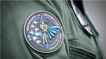 Ein Soldat trägt ein Abzeichen des internationalen Luftwaffen-Manövers „Air Defender 2023“.