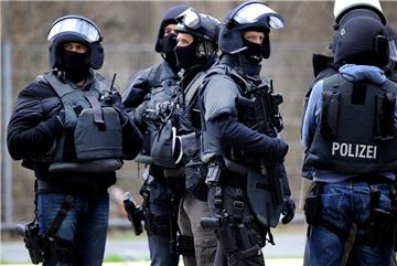 Ein Spezialeinsatzkommando (SEK) der Polizei  war in Bremerhaven im Einsatz.