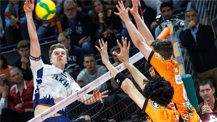 Arme hoch und abwehren Ein Spieler spielt den Ball ins andere Feld.