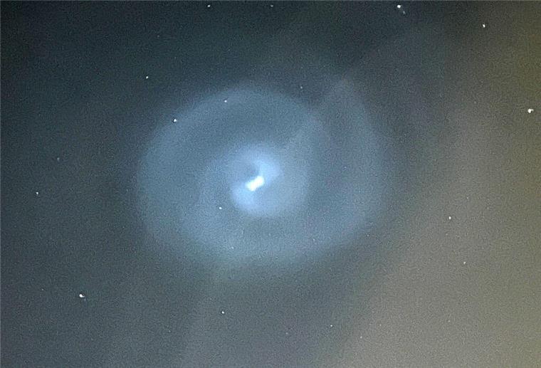 dpatopbilder - 25.03.2025, Schleswig-Holstein, Ahrensburg: CROP - Ein spiralförmiges Lichtphänomen ist am Himmel nördlich von Hamburg zu sehen (Wiederholung mit veränderten Bildausschnitt). Abgelassener Treibstoff einer Falcon-9-Rakete hat am Montagabend für einen sichtbaren Spiralwirbel am Himmel über Deutschland gesorgt. Foto: Nick Ehlers/dpa +++ dpa-Bildfunk +++