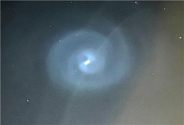 dpatopbilder - 25.03.2025, Schleswig-Holstein, Ahrensburg: CROP - Ein spiralförmiges Lichtphänomen ist am Himmel nördlich von Hamburg zu sehen (Wiederholung mit veränderten Bildausschnitt). Abgelassener Treibstoff einer Falcon-9-Rakete hat am Montagabend für einen sichtbaren Spiralwirbel am Himmel über Deutschland gesorgt. Foto: Nick Ehlers/dpa +++ dpa-Bildfunk +++