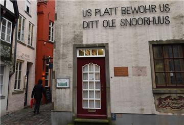 Ein Spruch in Plattdeutsch steht in Bremen am Haus des Institut für Niederdeutsche Sprache.