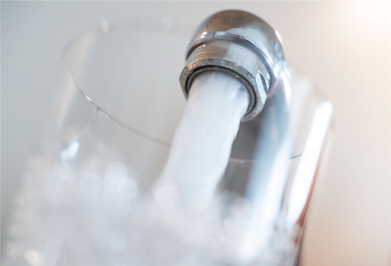 Trinkwasser-Versorgung in Bremerhaven und Umgebung läuft sprudelnder Wasserhahn