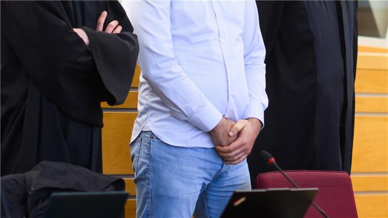 Verteidigung will Anklagevertreter ablösen lassen Ein Staatsanwalt steht vor Gericht - und die Verteidigung wirft einem Anklagevertreter Befangenheit vor. (Archivbild)