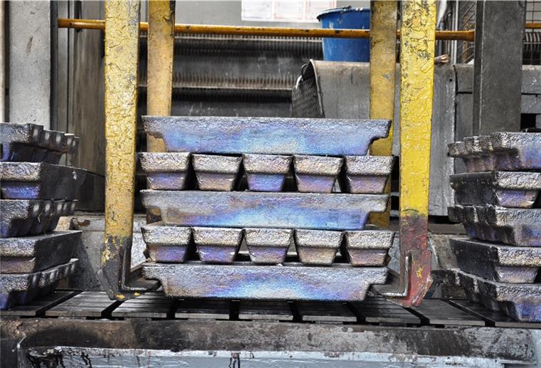 Gold, Silber und Platin made in Nordenham Ein Stapel Bleibarren, der frisch aus der Raffination kommt. Die Nordenhamer Bleihütte soll künftig weniger Blei produzieren. Statt dessen soll verstärkt Elektronikschrott verarbeitet werden
