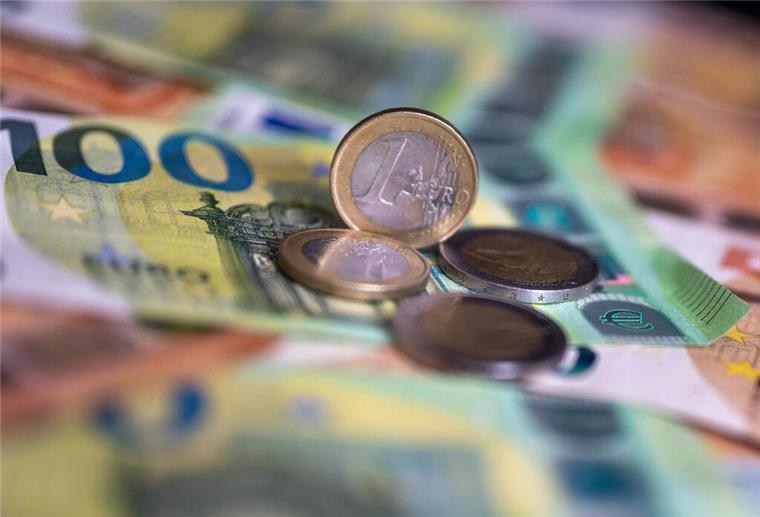 Metaller erhalten Lohnerhöhung: IG Metall erzielt 5,1 % Plus Ein Stapel Fünfzig-Euro-Geldscheine spiegelt sich im schwarzen Untergrund am 12. September 2019. ..Zur KNA-Meldung: EKD plant einheitliche Zahlungen für Missbrauchsbetroffene