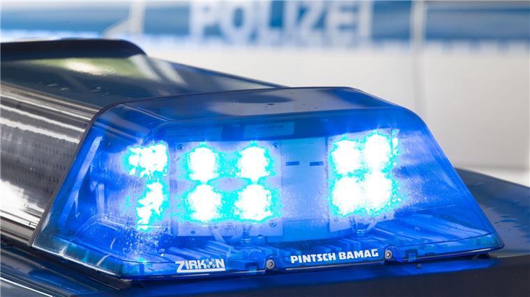 Ein stark betrunkener und schwer verletzter Unfallfahrer ist vor der Polizei geflüchtet und in einen Fluss gesprungen. (Symbolbild)