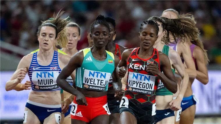 Ein Start der Äthiopierin Diribe Welteji (vorne) bei der Leichtathletik-WM in Tokio ist offen. (Archivbild)
