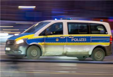 Ein Polizeiauto fährt mit Blaulicht zu einem Einsatz.