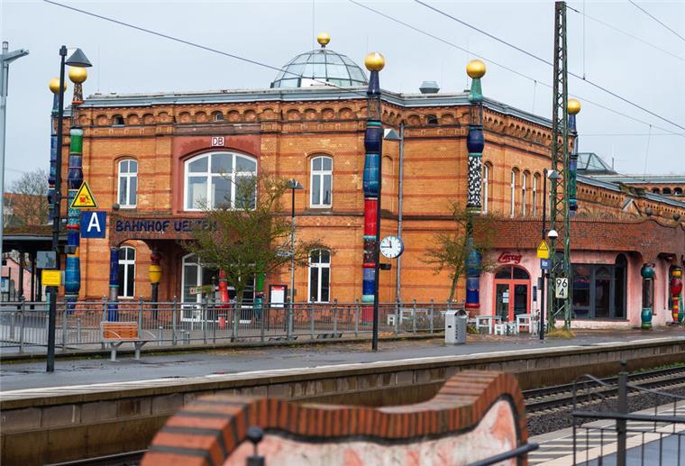Kleiner Ausreißer am Bahnhof: Fünfjähriger landet bei der Polizei Der Hunderwasser-Bahnhof in Uelzen.