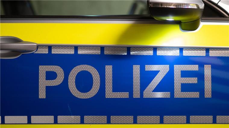 Mann in Zug verletzt: Polizei vermutet rassistische Tat Ein Streifenwagen der Polizei.