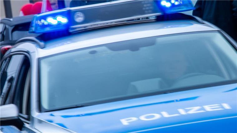 Schuss mit Armbrust: Polizei prüft rechten Hintergrund Ein Streifenwagen der Polizei ist mit Blaulicht im Einsatz.