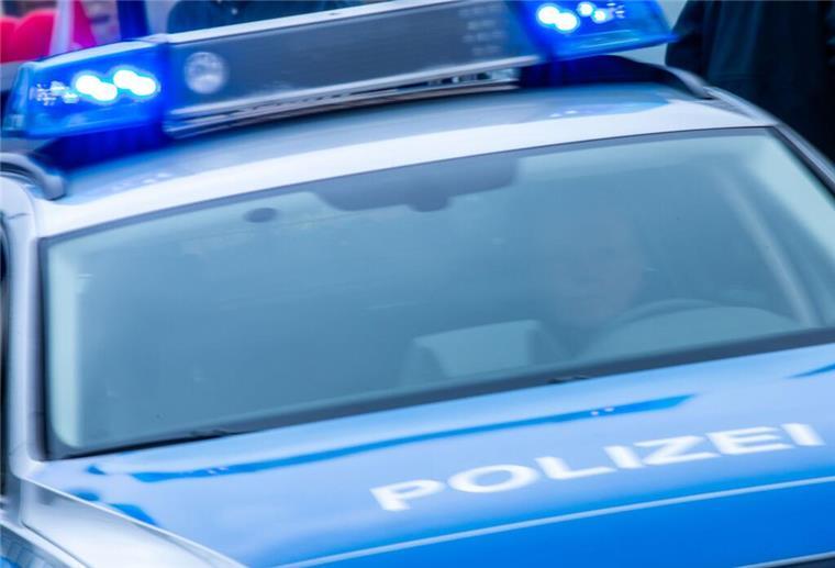 Mit Leitplanke kollidiert: Frau bei Unfall verletzt Ein Streifenwagen der Polizei ist mit Blaulicht im Einsatz.