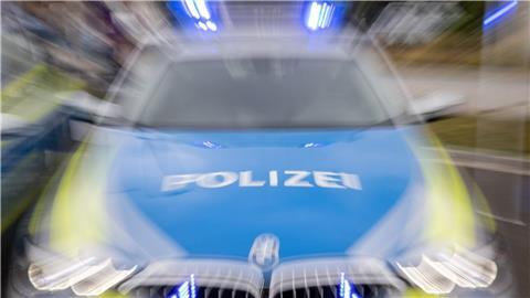 Ein Streifenwagen der Polizei mit eingeschaltetem Blaulicht.