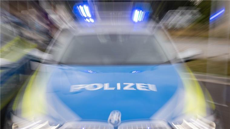 Pfefferspray vor Gemeindezentrum versprüht: Verletzte Ein Streifenwagen der Polizei mit eingeschaltetem Blaulicht.