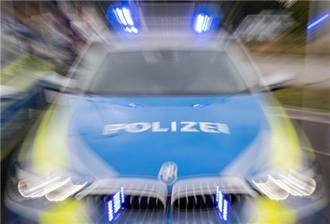 Ein Streifenwagen der Polizei mit eingeschaltetem Blaulicht. (Symbolbild)