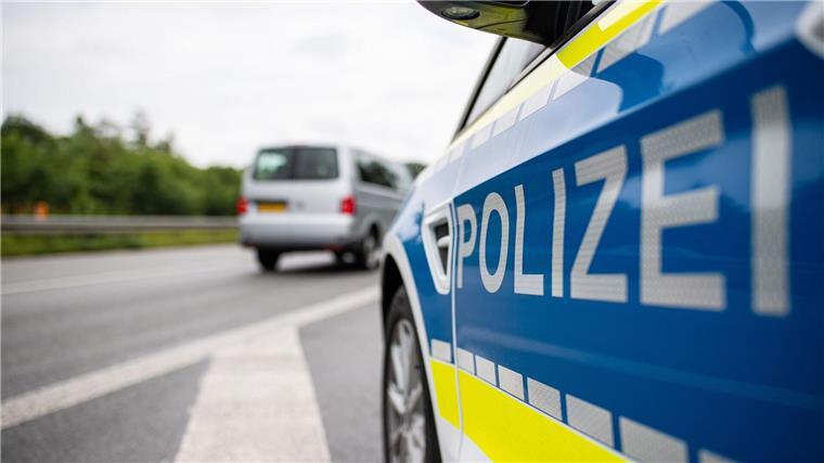 29-Jähriger in Peine angeschossen Ein Streifenwagen der Polizei steht auf einer Straße.