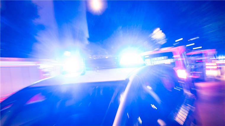 Ein Streifenwagen der Polizei steht mit Blaulicht an einem Einsatzort.