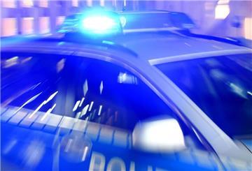 Ein Streifenwagen der Polizei steht mit eingeschaltetem Blaulicht (Symbolbild)