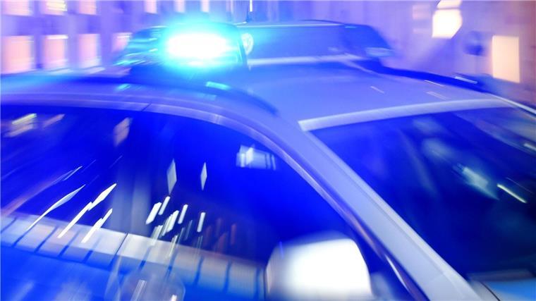 20-Jähriger durch Schüsse lebensbedrohlich verletzt Ein Streifenwagen der Polizei steht mit eingeschaltetem Blaulicht auf der Straße.
