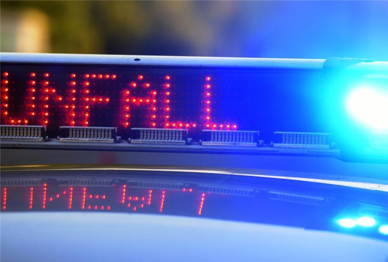 Kollision mit Polizeiwagen in Bremen - Drei Menschen verletzt Ein Streifenwagen kollidierte am Wochenende mit einem Auto. Dabei wurden drei Menschen verletzt.