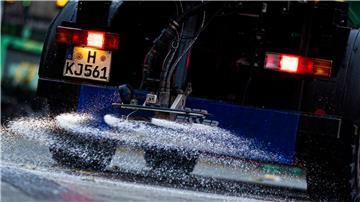 Ein Streufahrzeug verteilt Streumittel in der Innenstadt von Hannover.