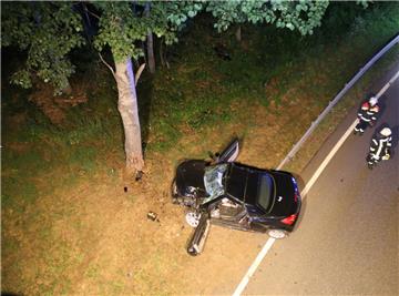 Ein Student hat seinen Opel gegen einen Baum gesetzt.