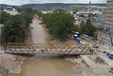 Die Behelfsbrücke, die in Bad Neuenahr vom Technischen Hilfswerk (THW) an der Stelle errichtet wurde, an der die Markgrafenbrücke von der Flut zerstört wurde, ist fertiggestellt. Ab Montag kann der Autoverkehr die Brücke über die Ahr nutzen.