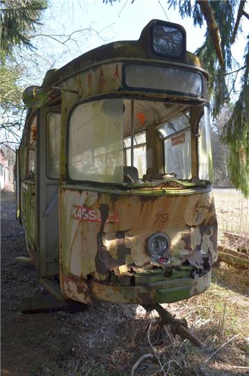 Ein Stück Straßenbahngeschichte  aus Bremerhaven steht seit 2010 auf einem Abste...