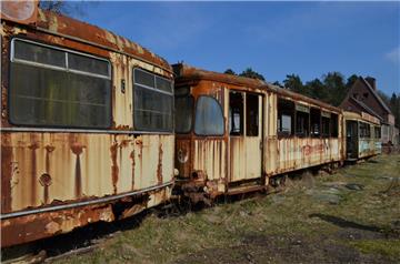 Ein Stück Straßenbahngeschichte aus Bremerhaven steht seit 2010 auf einem Abstellgleis in Heinschenwalde – und rottet vor sich hin.