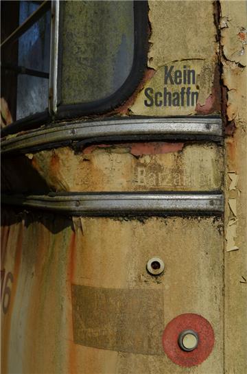 Ein Stück Straßenbahngeschichte  aus Bremerhaven steht seit 2010 auf einem Abste...