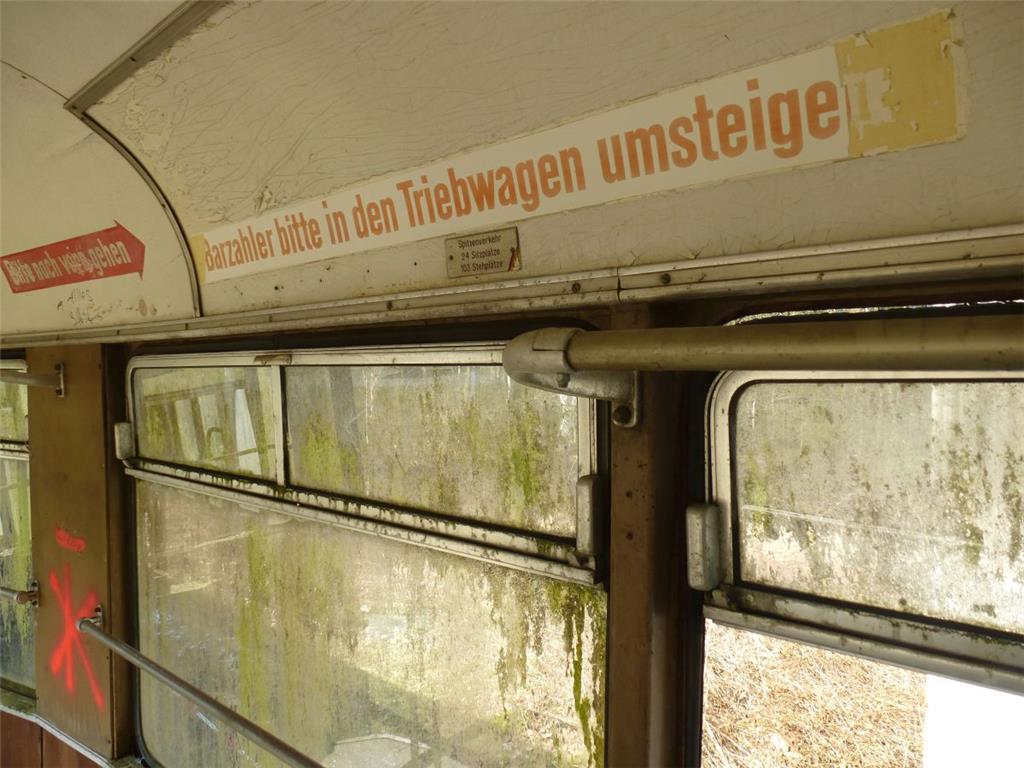 Ein Stück Straßenbahngeschichte  aus Bremerhaven steht seit 2010 auf einem Abste...
