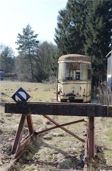 Ein Stück Straßenbahngeschichte  aus Bremerhaven steht seit 2010 auf einem Abste...