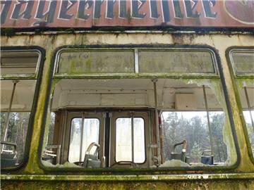 Ein Stück Straßenbahngeschichte  aus Bremerhaven steht seit 2010 auf einem Abste...