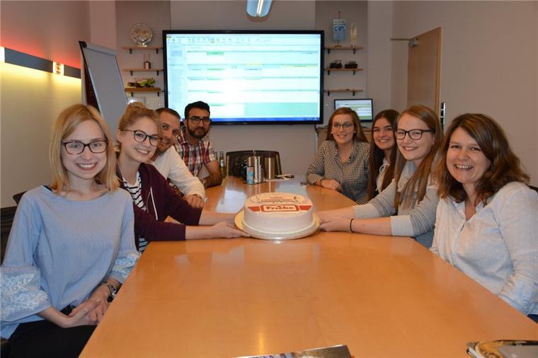 Ein Stück Torte essen und nebenbei über die Themen für die nächste Woche sprechen: So lief die letzte Sitzung des Fricke Azubi-Blogs ab. Auf dem Foto sind (von links) Thyra Bahrenburg, Sophie Tilke, Benjamin Luyten, Abdul Zaher Mostafaiy, Myriel Flömer, Tabea Ahrlich, Christin Behrens und Tanja Klindworth.