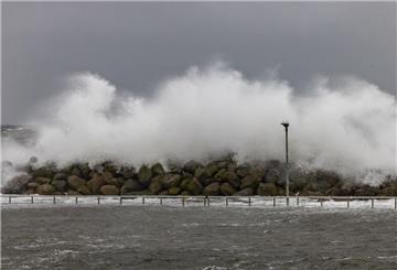 Ein Sturmtief am Montag pustet die Menschen in Norddeutschland ordentlich durch.