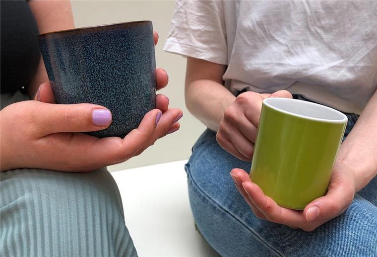 Zwei Frauen machen ene Kaffeepause.
