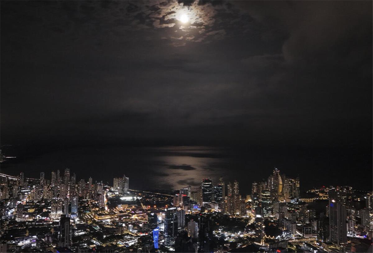 Ein Supermond geht über Panama-Stadt auf.